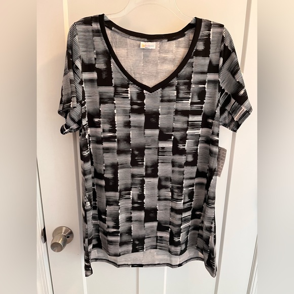 Lularoe Christy T - Picture 2 of 4